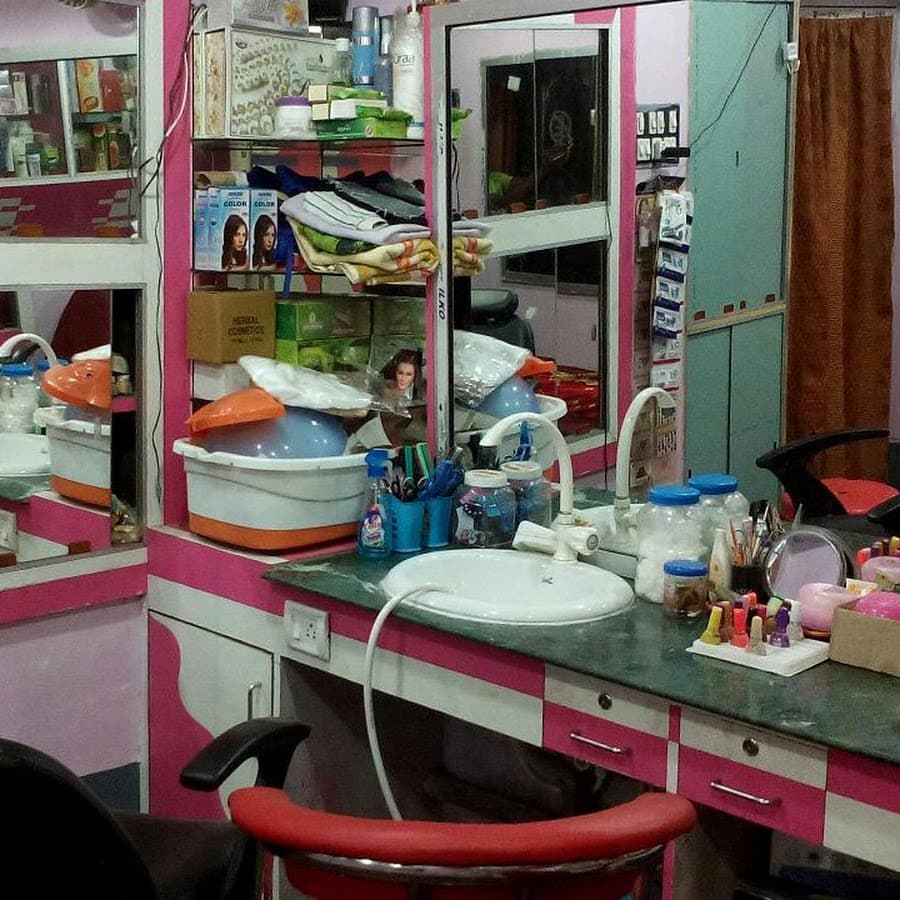Shiny World Ladies Beauty Parlour Image