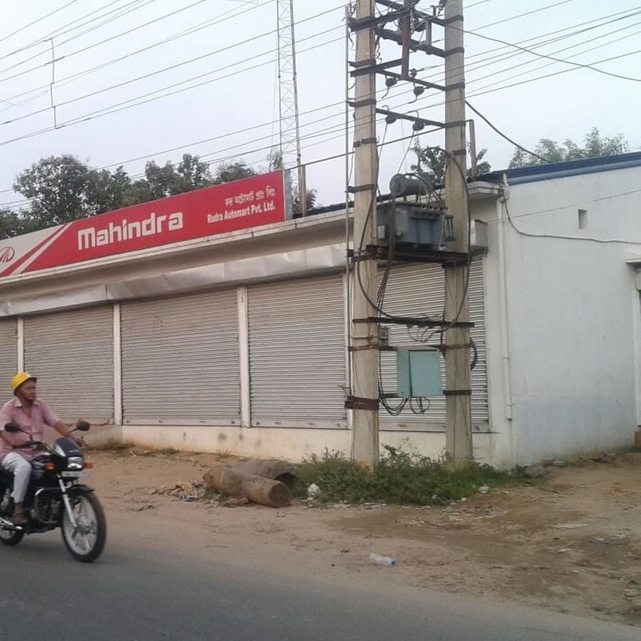 Mahindra Showroom Image